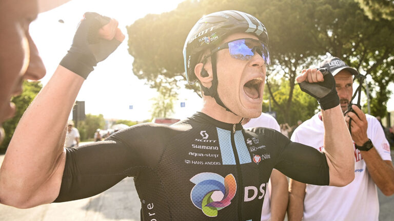 Alberto Dainese vence en final de foto finish en la 17 etapa del Giro de Italia