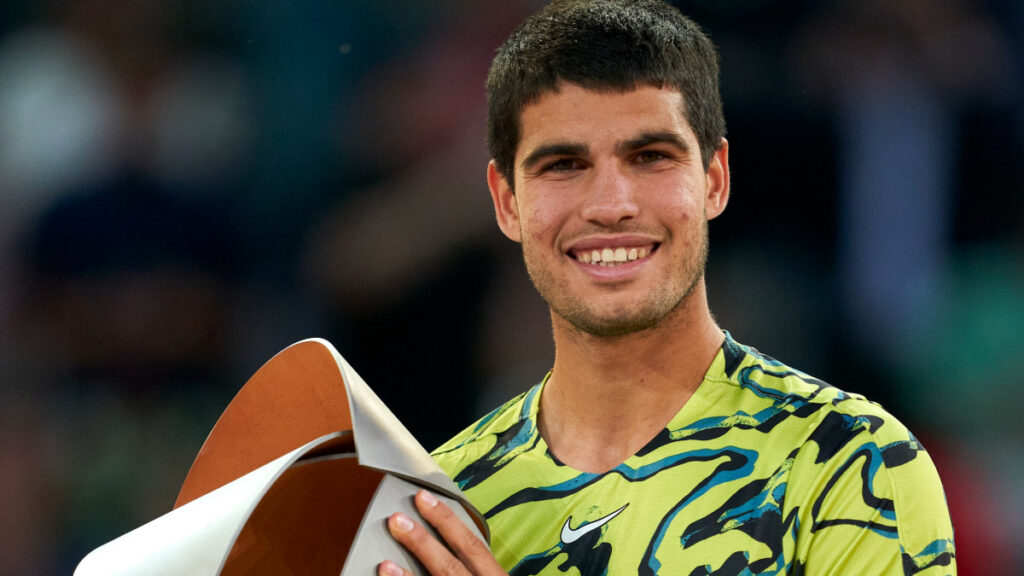 Carlos Alcaraz, con el trofeo de campeón. - @MutuaMadridOpen.