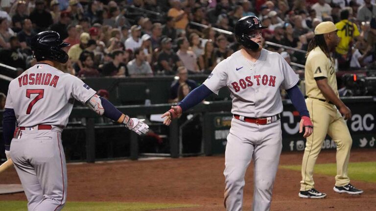 Alex Verdugo recibe par de bases por bolas en triunfo de Red Sox ante Diamondbacks