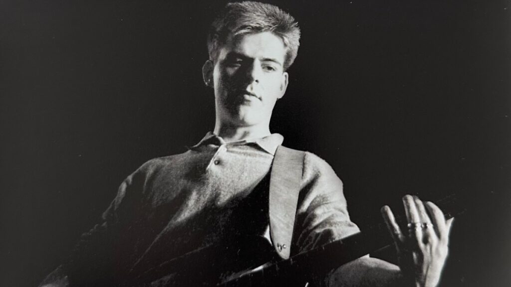 Murió Andy Rourke, exbajista de la banda The Smiths. Padecía cáncer de páncreas.