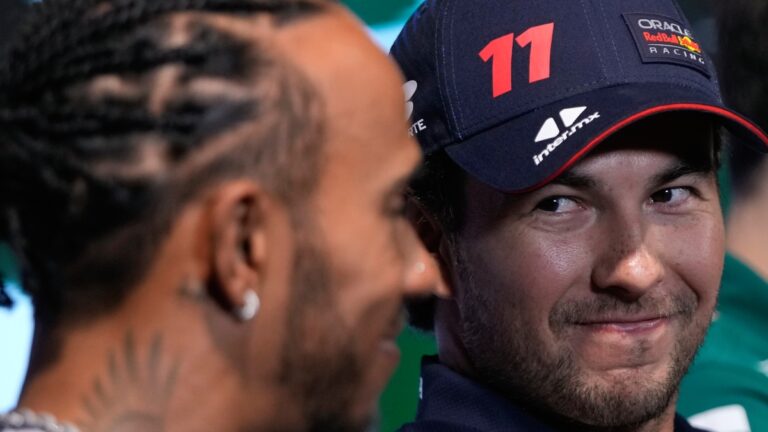 Lewis Hamilton, feliz de ver a Checo Pérez encima de Verstappen: “No me sorprende, espero que lo alcance y lo pase”