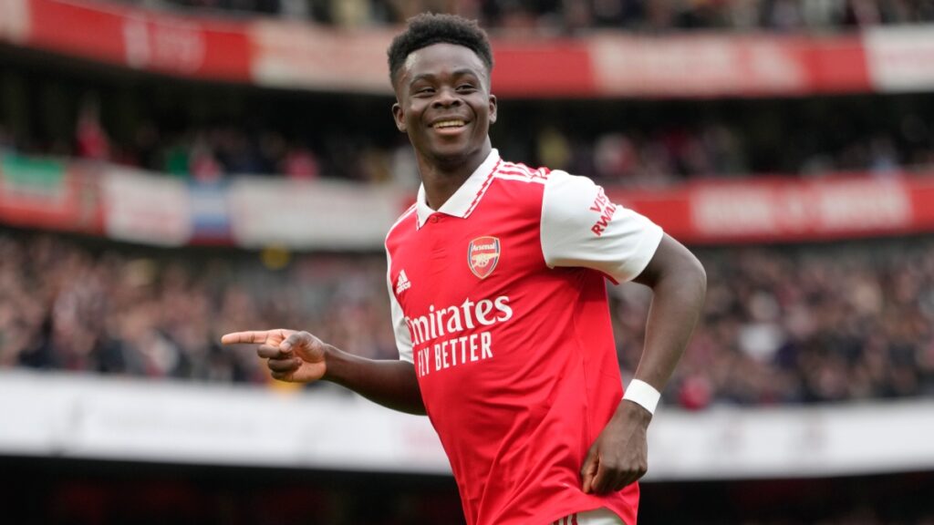 Bukayo Saka en un juego con Arsenal | AP