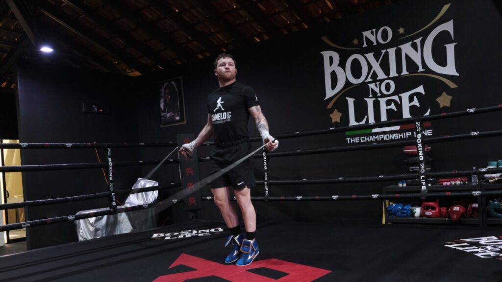 Canelo saltando soga durante un entrenamiento en un gimnasio de Guadalajara | AP