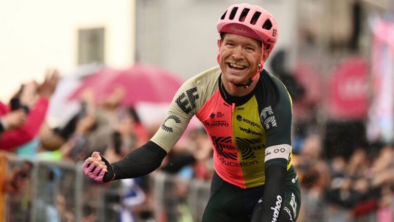 Giro de Italia: Cort gana una etapa con mucho frío y lluvia, Thomas sigue de líder