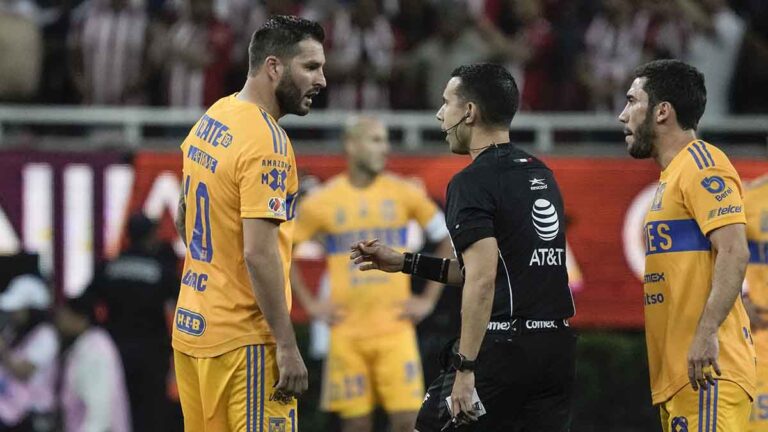 Un penalti de Gignac y un gol de Córdova le dan la remontada y el empate a Tigres ante Chivas
