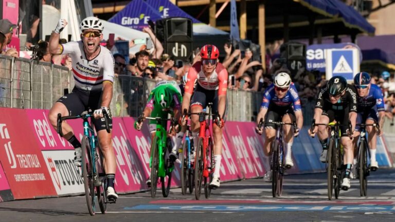 Mark Cavendish se queda con la última etapa del Giro y Roglic es el campeón