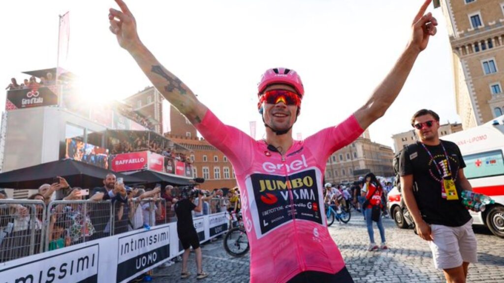 Primoz Roglic celebrando.