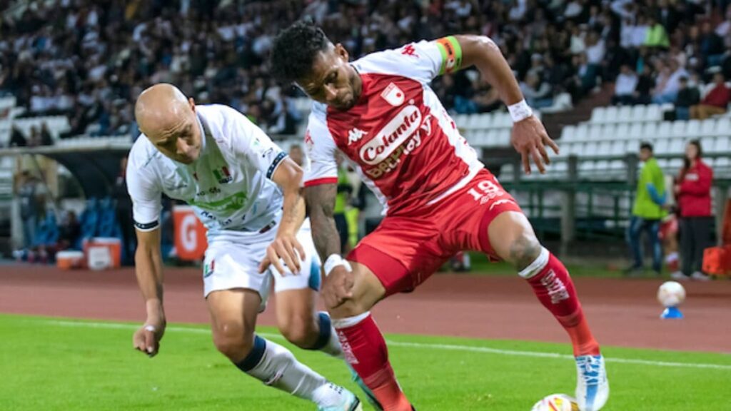 Wilson Morelo disputando un balón contra el Once Caldas.