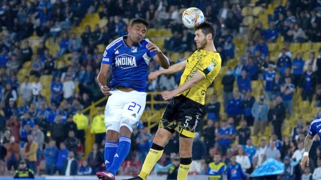 Pedro Franco disputando un balón ante Millonarios. 