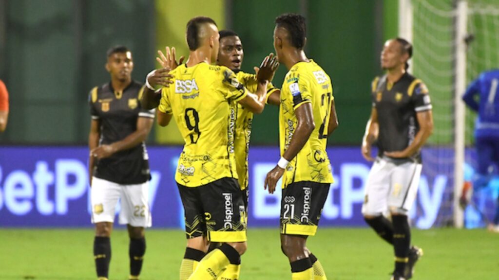 Alianza Petrolera celebrando frente a Águilas Doradas.