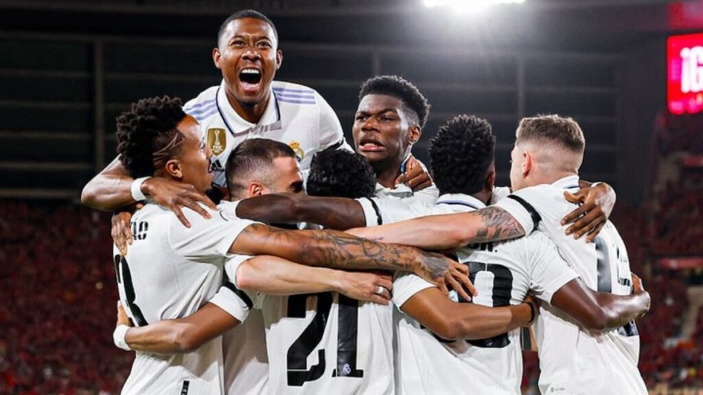 Real Madrid celebrando la Copa.