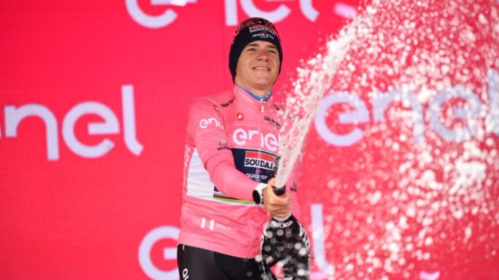 Remco Evenepoel celebrando en el Giro de Italia.