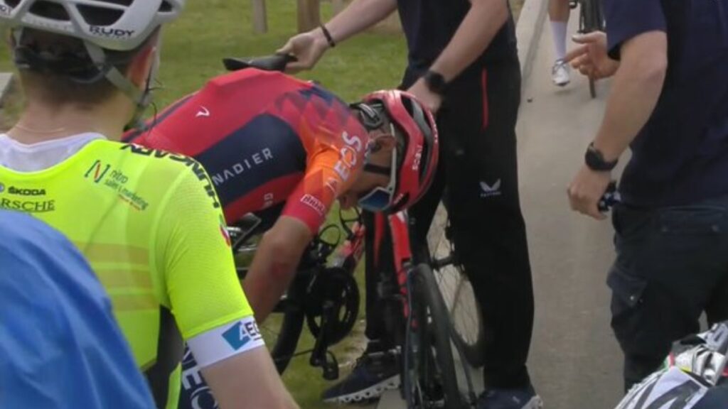 Egan Bernal se cae en el Tour de Hungría.