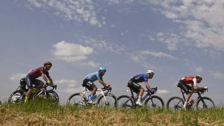 Alberto Dainese gana la etapa 17 y a Fernando Gaviria no le alcanza para pelear el sprint