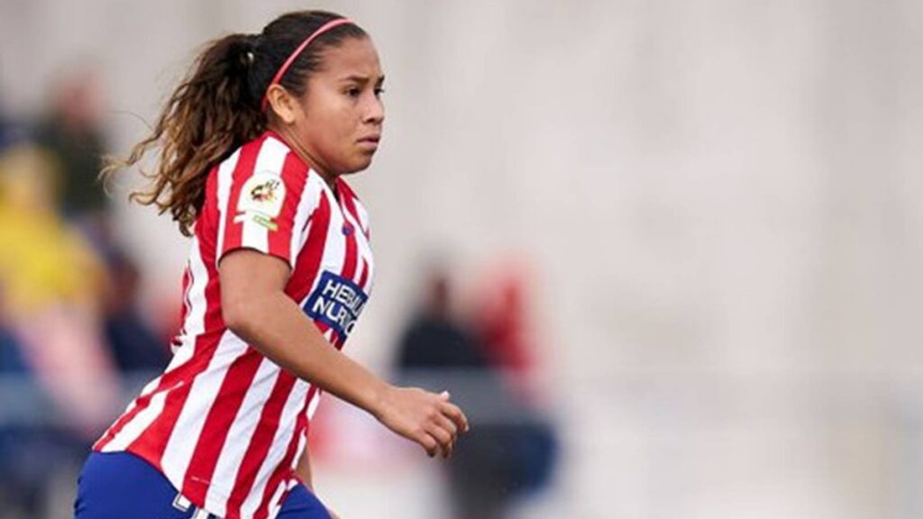 Leicy Santos jugando con el Atlético de Madrid.