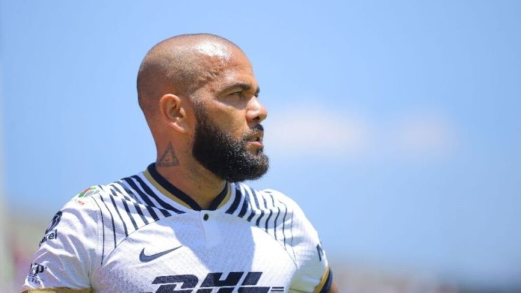 Dani Alves con Pumas.