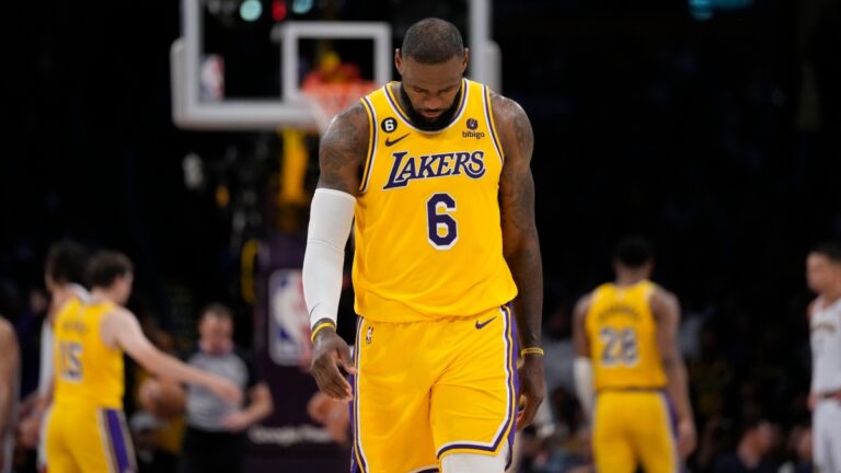 LeBron se plantea el retiro tras eliminación de los Lakers