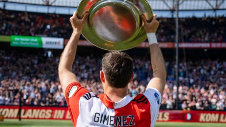 ¡Beso de campeón! Santi Giménez celebra el título de la Eredivisie junto a su pareja