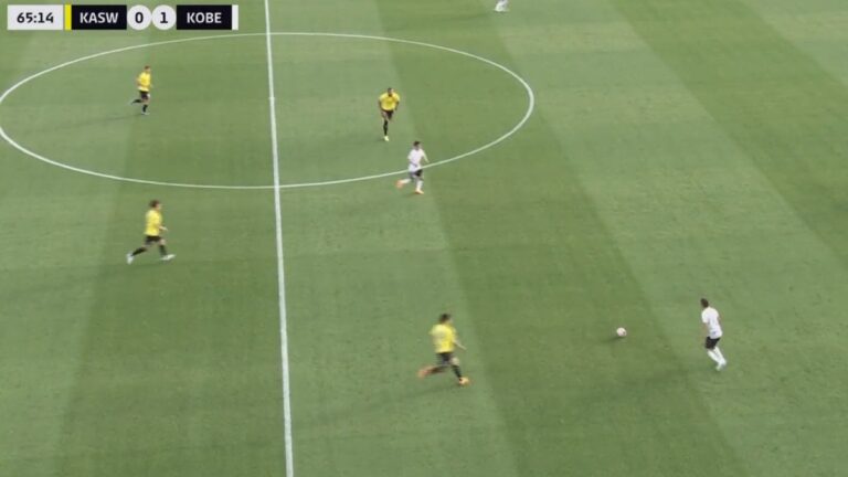 Un compañero de Iniesta marca el gol en contra del año en Japón: le dio desde 40 metros