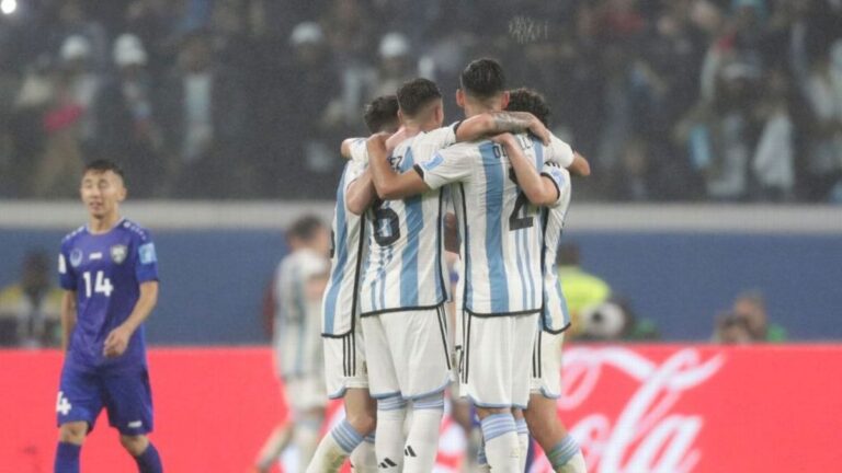 Argentina sufre pero supera a Uzbekistán