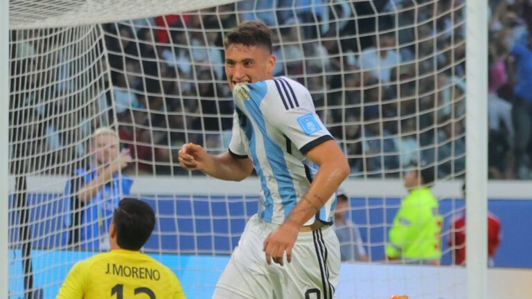 Argentina mejora, golea a Guatemala, y está en octavos de final