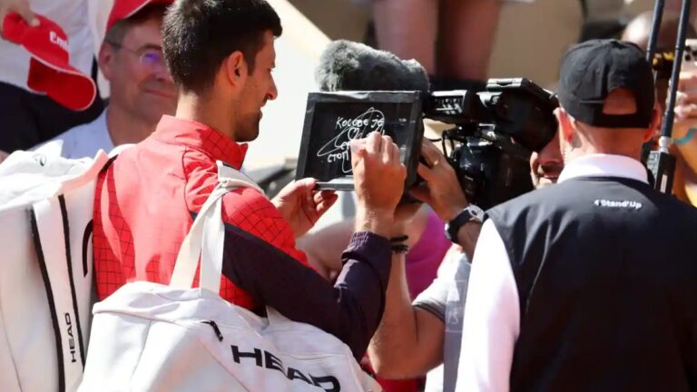 Djokovic vuelve a meterse en líos: firmó con un mensaje político y en Roland Garros explotan