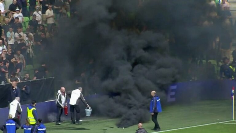 El Ajax vs Groningen, suspendido por invasión de campo y bombas de humo
