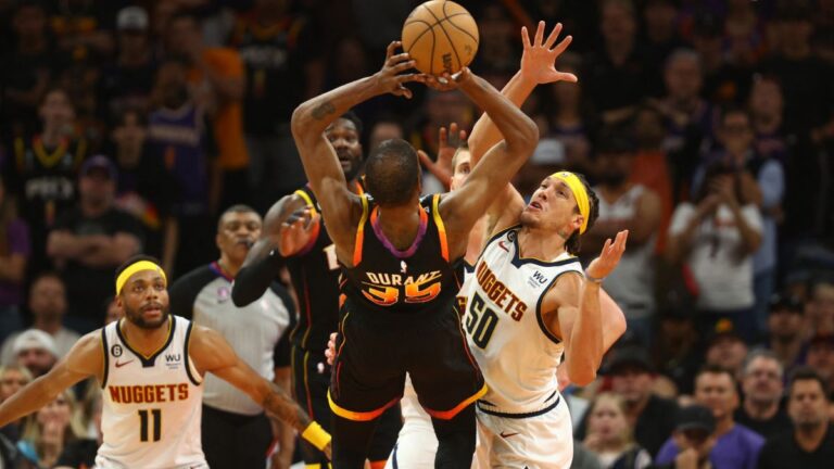Booker y Durant lideran a los Suns para empatar la serie ante Nuggets
