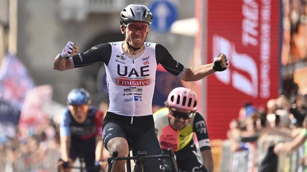 Brandon McNulty celebra tras ganar la 15ma etapa del Giro de Italia. AP