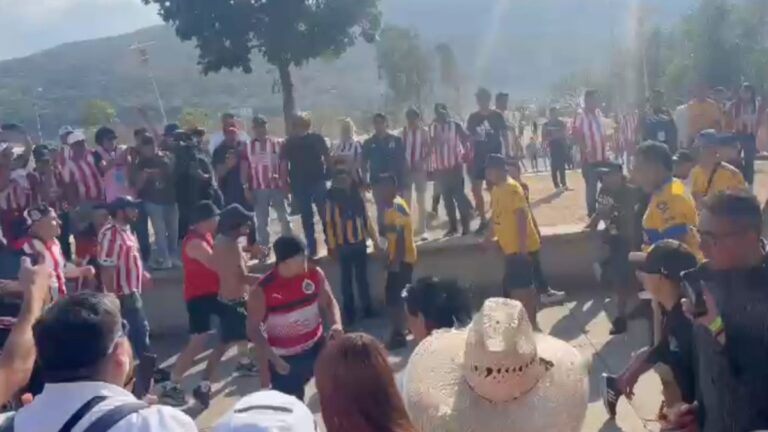 Aficionados de Chivas y Tigres arman un conato de bronca a las afueras del Estadio Akron