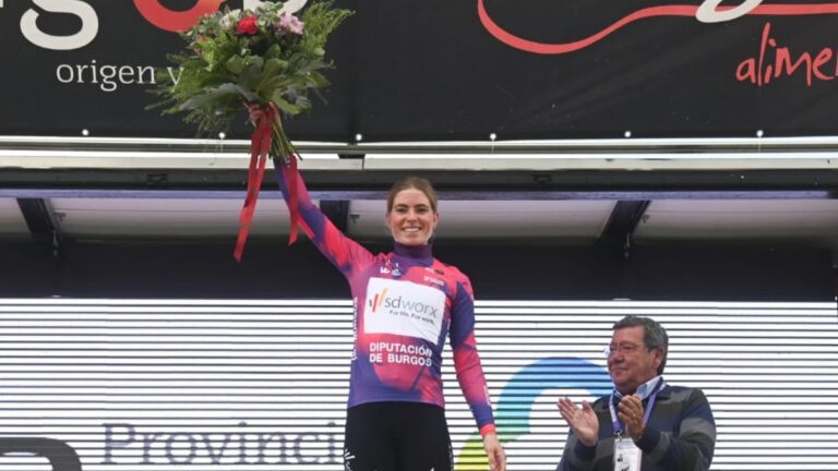 Demi Vollering gana en la Lagunas de Neila y conquista la Vuelta a Burgos Femenina