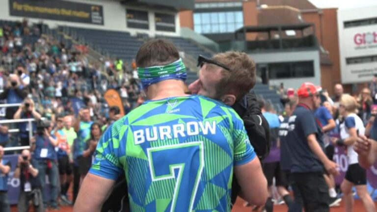 ¡Gran gesto de amistad! Kevin Sinfield carga a Rob Burrow para cruzar la línea de meta del Maratón de Leeds
