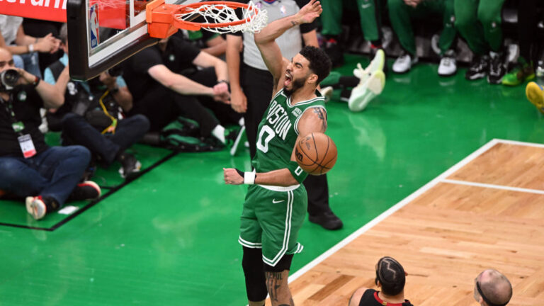 Los Celtics aplastan al Heat y continúan con el sueño de la remontada