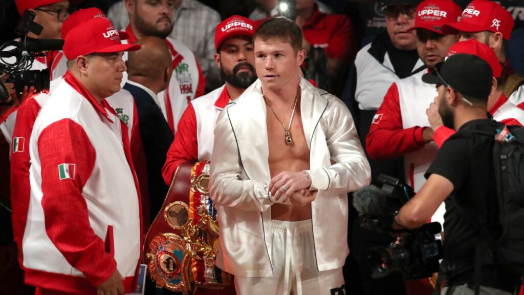 Este sábado 6 de mayo se llevará a cabo una de las peleas más esperadas del año, cuando el Estadio Akron en Guadalajara reciba a dos grandes boxeadores en un enfrentamiento que promete emociones y espectáculo. El boxeador mexicano Saúl “Canelo” Álvarez se enfrentará al inglés John Ryder por los títulos unificados de peso supermediano, en lo que será el regreso del tapatío a una presentación en sus tierras.

¿A qué hora empieza la función de la pelea Canelo vs Ryder este sábado?

De acuerdo con la información de Ticketmaster, la función de la pelea entre Canelo y Ryder comenzará a las 15:30 horas en punto. Habrá tres combates previos que servirán como anticipo del evento principal.

¿Por qué pelea Canelo Álvarez en México?

Canelo Álvarez, quien es considerado actualmente como el mejor boxeador libra por libra del mundo, decidió pelear en México para estar más cerca de sus aficionados. Esta será su primera pelea en su país natal después de más de 12 años, lo que ha generado gran expectativa entre los aficionados mexicanos.

¿Cuántas peleas previas hay previo al combate del Canelo Álvarez?

Antes de la pelea principal entre Canelo Álvarez y John Ryder, habrá tres combates previos. El primero será entre Julio César Martínez y Ronal Batista, por el título de Martínez, el de peso mosca del WBC. El segundo será entre Oleksandr Gvozdyk y Ricards Bolotniks, en la categoría de supermedio. Finalmente, el tercer combate previo será entre Gabriel Gollaz Valenzuela y Steve Spark, por el título WBA Inter-Continental superligero.

¿A qué hora suben al ring Canelo Álvarez vs John Ryder?

Se espera que la pelea principal entre Canelo Álvarez y John Ryder comience entre las 22:00 y las 23:00 horas. Es importante mencionar que este horario puede estar sujeto a cambios, dependiendo de la duración de los combates previos.

¿Qué títulos disputan el boxeador mexicano ante el inglés?

En la pelea entre Canelo Álvarez y John Ryder están en juego los títulos unificados de las 168 libras de la AMB, OMB, CMB y FIB. Canelo buscará mantener su posición como uno de los mejores boxeadores del mundo, mientras que Ryder intentará arrebatarle los títulos y convertirse en una figura destacada en el mundo del boxeo.