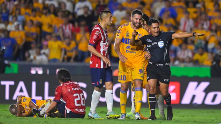 Las polémicas arbitrales en la final de ida entre Tigres y Chivas