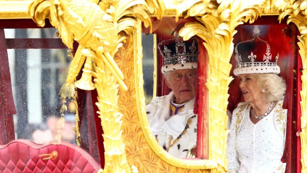 Carlos III y Camilla en la imponente carroza Gold State Coach
