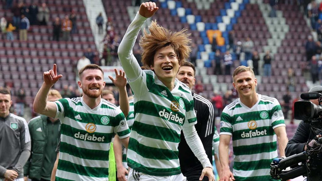 Los jugadores del Celtic celebran el título. Reuters