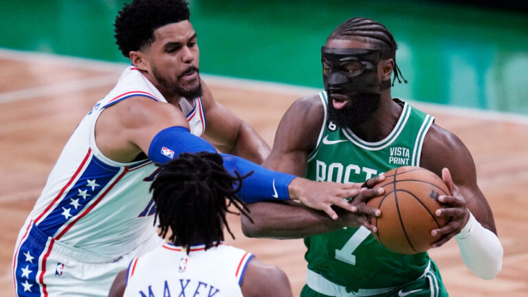 Los Celtics estropean el regreso de Embiid con los 76ers y emparejan la serie
