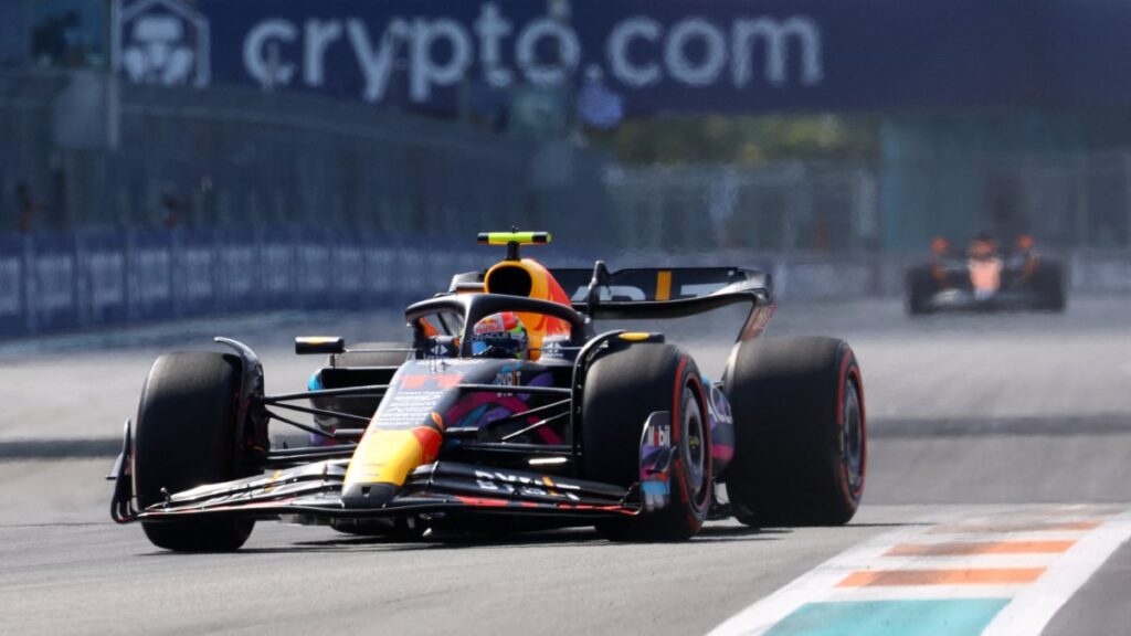 Segunda pole position para Sergio 'Checo' Pérez en su carrera en la Fórmula 1. El piloto mexicano aprovechó que a Max Verstappen se le fue el coche y que Charles Leclerc tuvo un trompo que lo hizo salir de la pista generando una banera roja y la finalización de la Q3.
