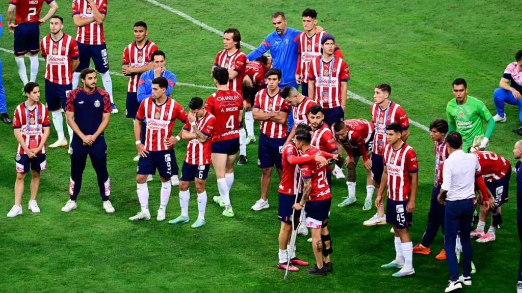 Chivas se quedó en el terreno de juego como muestra de deportividad.