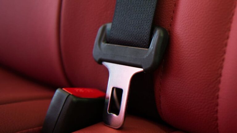 Cómo usar el cinturón de seguridad en Colombia: ¿También es obligatorio para pasajeros de atrás?