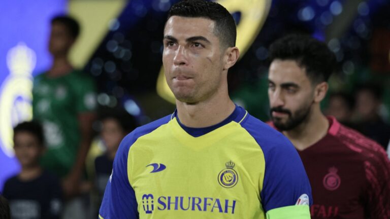 Cristiano Ronaldo empuja a un auxiliar del Al Khaleej que quería una foto