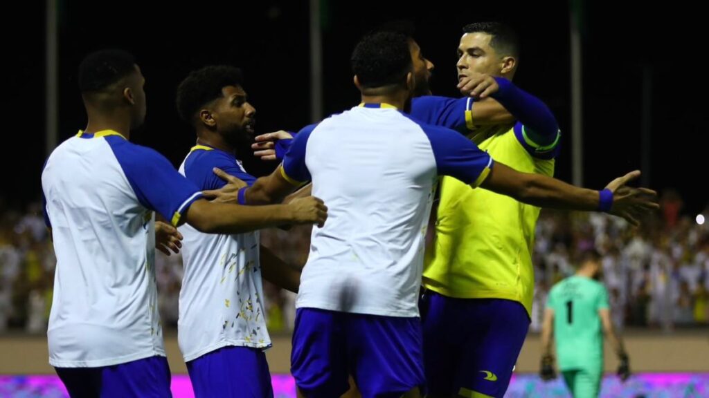 Cristiano Ronaldo cambia el 'SIUUUUU' por un abrazo con sus compañeros | @AlNassrFC