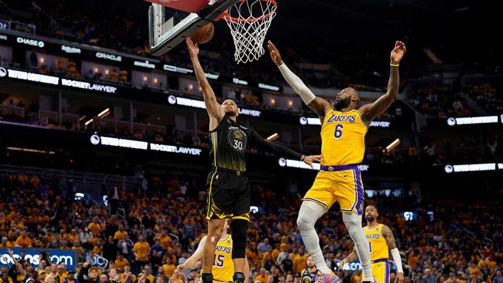 Stephen Curry ante LeBron James en el juego 1 de las semifinales de conferencia. Reuters