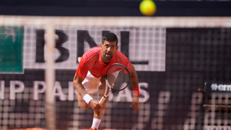 Novak Djokovic se lleva susto pero avanza a la siguiente ronda del Masters 1.000 de Roma