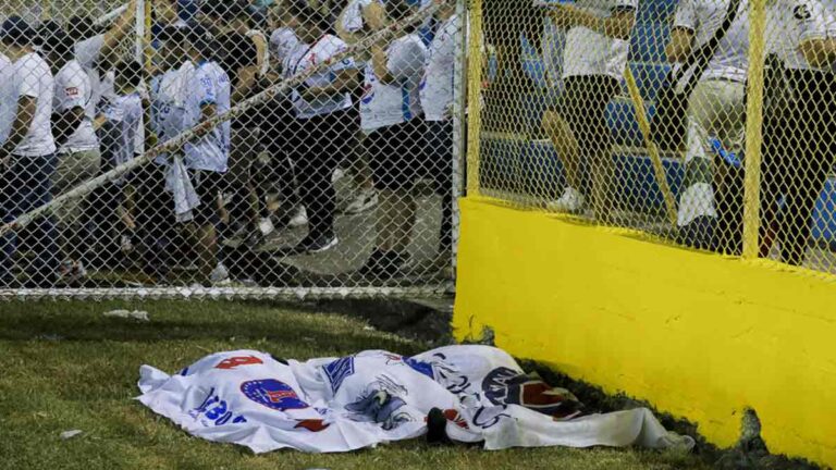 Tragedia en el fútbol salvadoreño: estampida en el Cuscatlán deja al menos 9 muertos en el FAS vs  Alianza