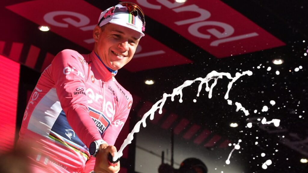 La Primera Etapa del Giro de Italia se saldó con una sorpresa luego de que el ciclista italiano, Filippo Ganna, sucumbiera en manos del belga Remco Evenepoel.
