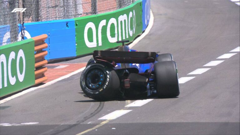 Alex Albon se estrella contra el muro y destroza su Williams en las Libres 1 del GP de Mónaco