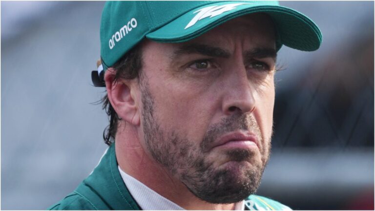 Fernando Alonso no se fía del desempeño de Checo Pérez en la pista: “Siempre sale un poco cauto”