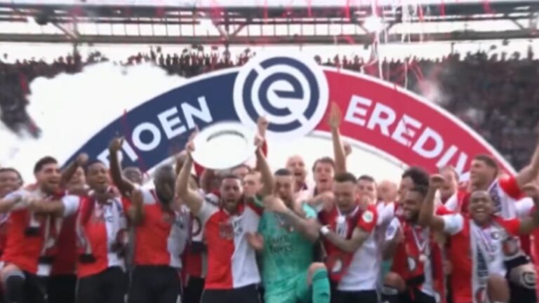¡Gran ambiente en el Estadio De Kuip! El Feyenoord celebra su título 16 en la Eredivisie
